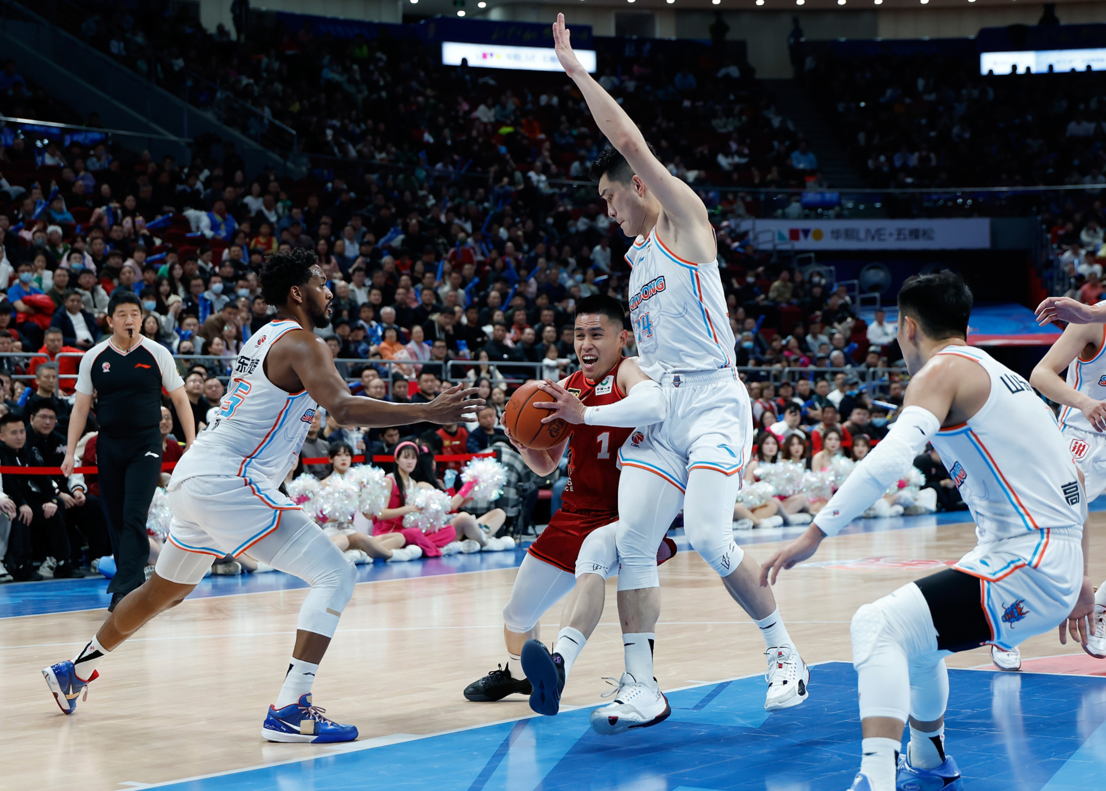 上海队险胜新疆队,锡安统治全场的简单介绍 上海队险胜新疆队,锡安统治全场的简单介绍