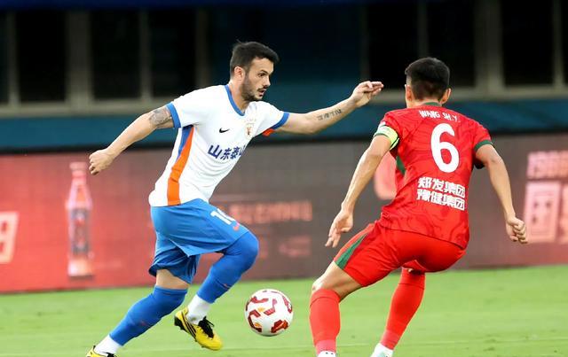 争议判罚引发争议，球队主教练对裁判提出质疑的简单介绍