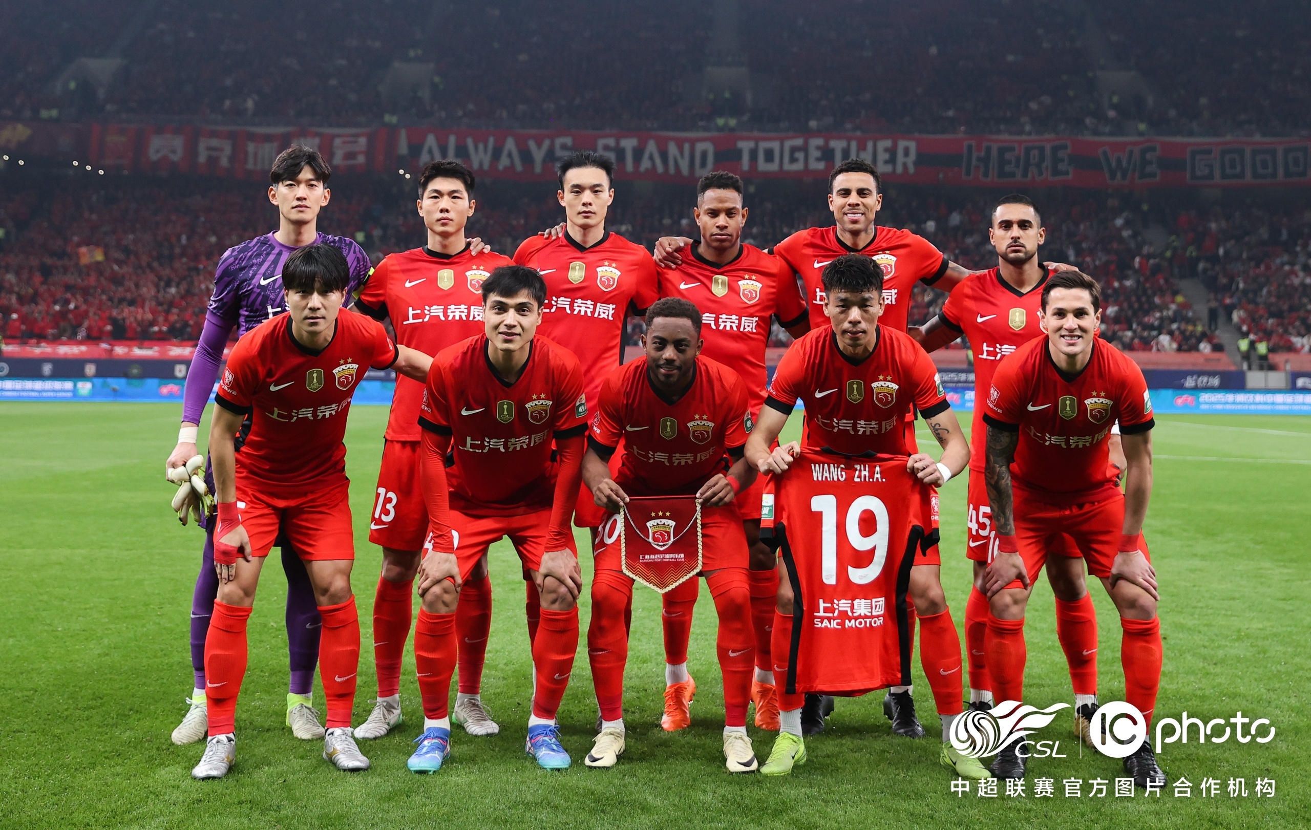 关于联赛榜首之争进入白热化，各队展开激烈争夺的信息