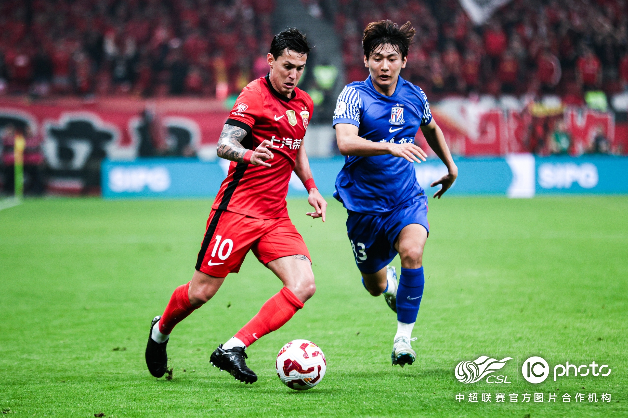 关于联赛榜首之争进入白热化，各队展开激烈争夺的信息