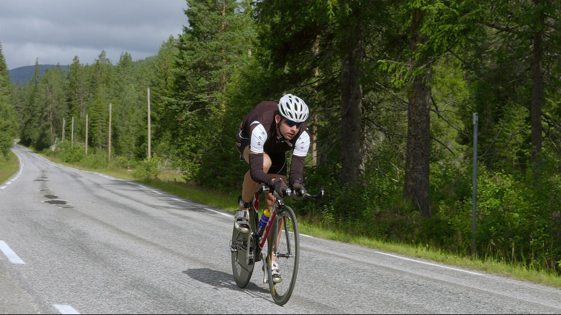 三笘薰爆发引领阿尔及利亚硬仗，战术智慧助弱旅攻克曼城堡垒