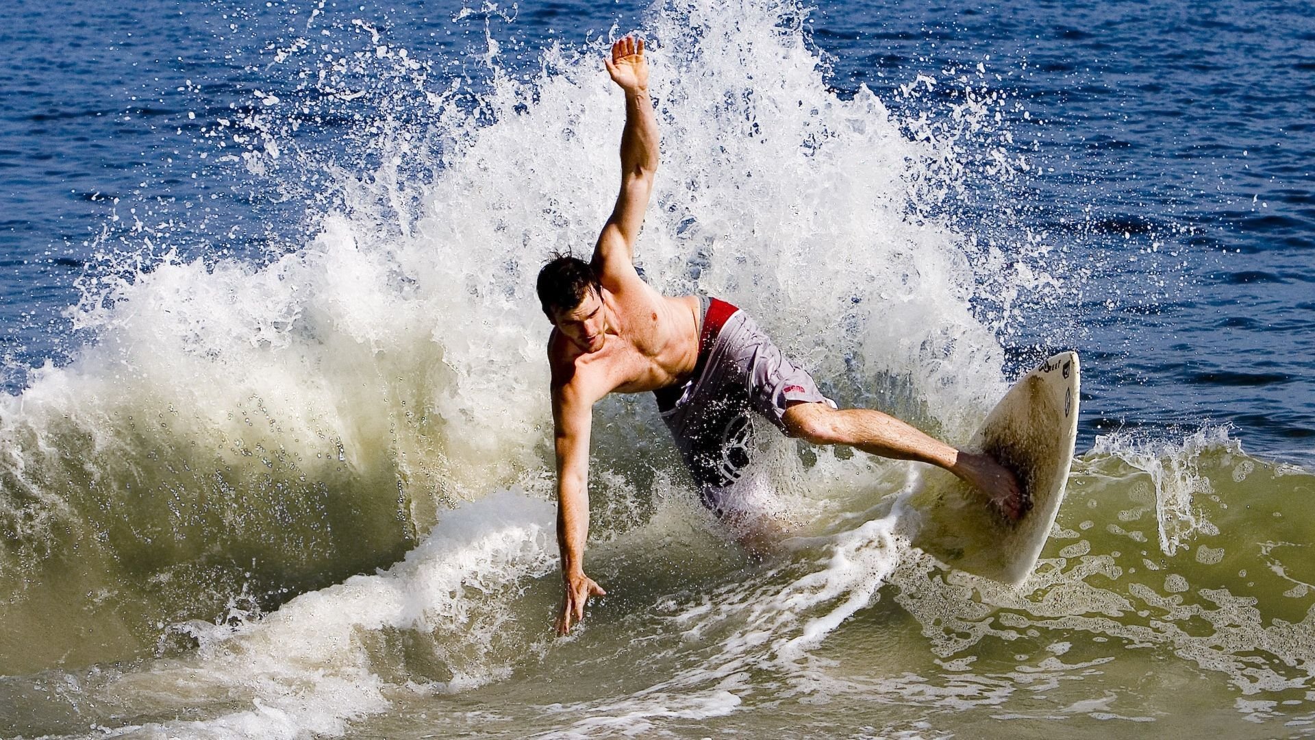 F1新赛季揭幕战与CBA奇才加时取胜，双线焦点战的激情碰撞